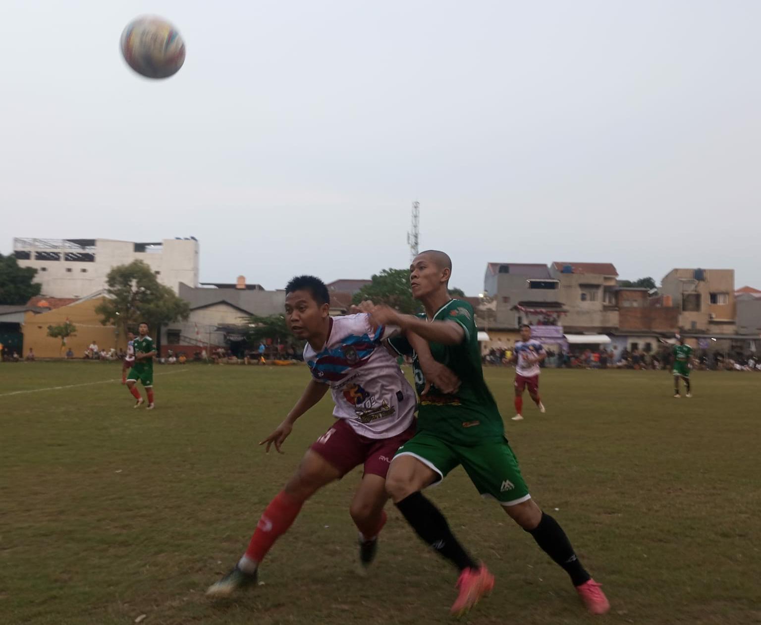 Porba City Tak Punya Striker Murni, Joglo 02 Kerahkan Pemain Ke-12 Lawan MBJ Zea Kapten Porba City, Jabrik (kiri) berduel dengan pemain Veteran Gabsel FC, Zidane. (red/tangselpos.id).