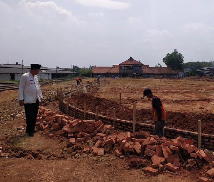 Progres Pembangunan Alun-alun Ciledug Sudah 40 Persen Camat Ciledug, Ayi Nuryadin sedang meninjau pembuatan Alun-alun Ciledug, Selasa (8/10).(mg.2)