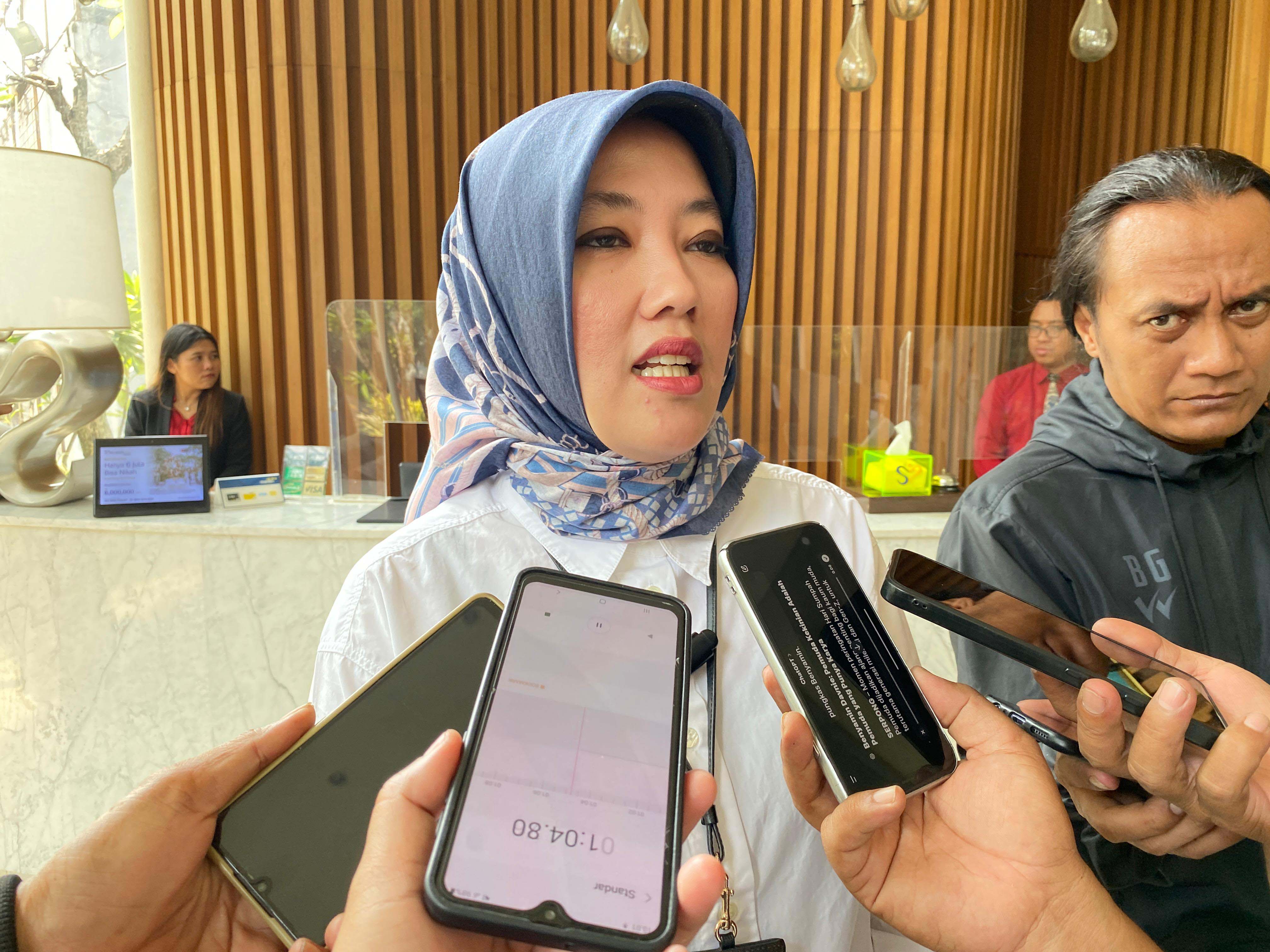 Realisasi Pajak Sentuh Rp 1,7 T Hingga Oktober PAJAK. Sekretaris Bapenda Kota Tangsel, Rahayu Sayekti saat memaparkan capaian realisasi pajak di kawasan Serpong Utara, Kamis (31/10).(rmn)