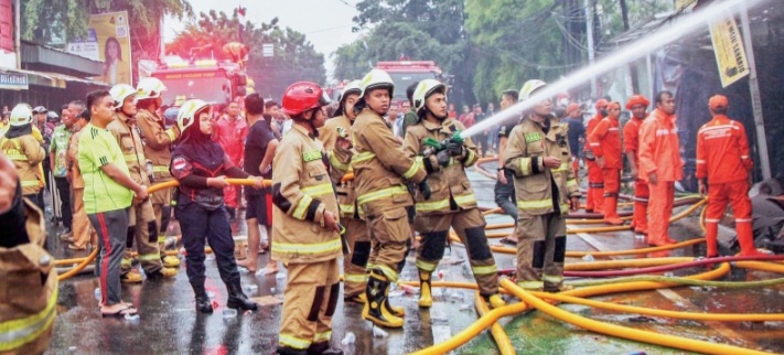 Resiko Pekerjaan Sangat Tinggi, Gaji Petugas Damkar Bakal Dinaikkan 2025 Petugas Damkar Jakarta sedang dilapangan memadamkar kebakaran. Foto : Ist