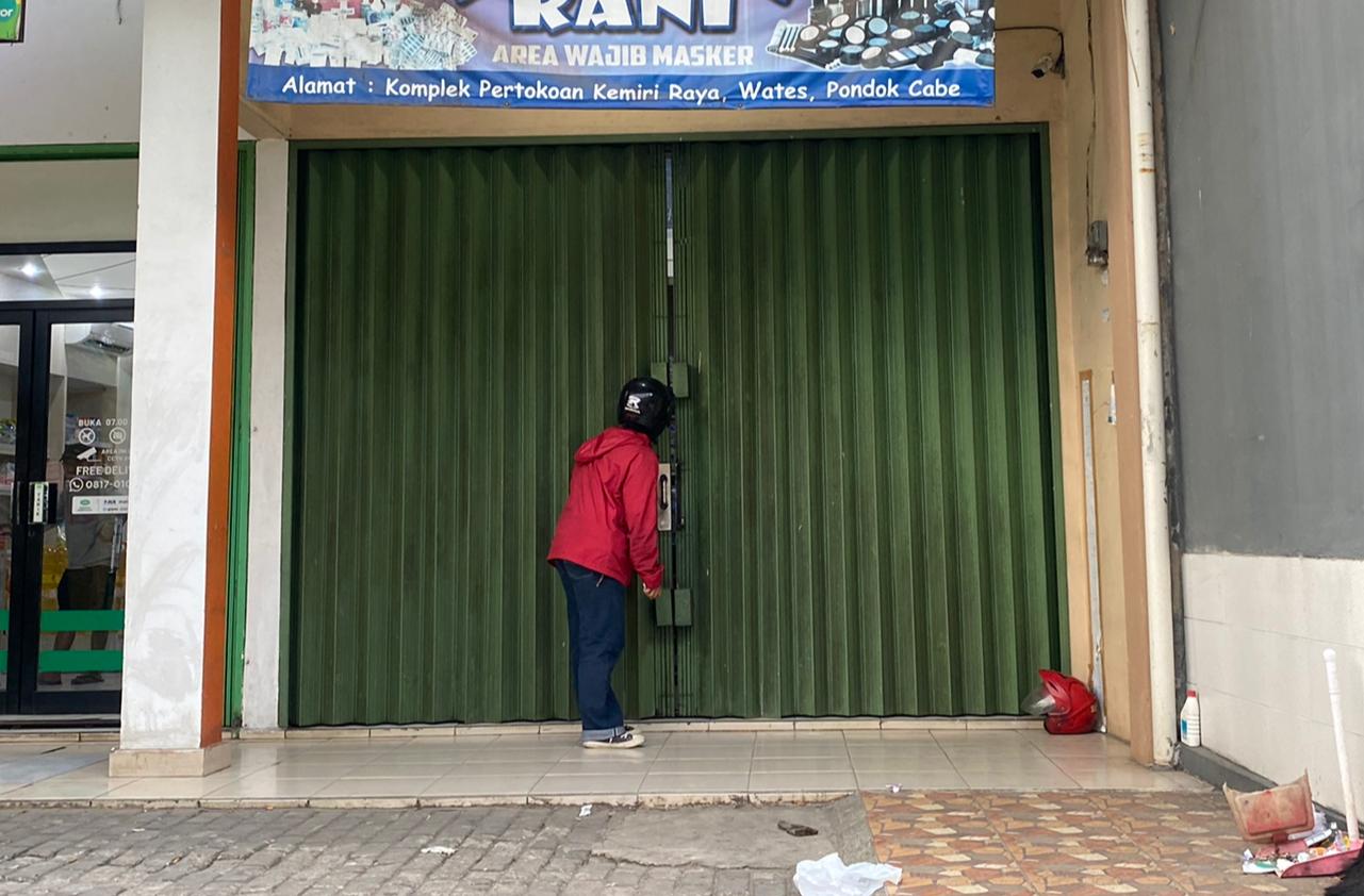 Sedang Tidur Pulas, Pegawai Apotek Ditikam 7 Kali Tempat kejadian perkara penusukan pegawai apotek di Jalan Kemiri Raya, Kelurahan Pondok Cabe Udik, Kecamatan Pamulang.(dra)