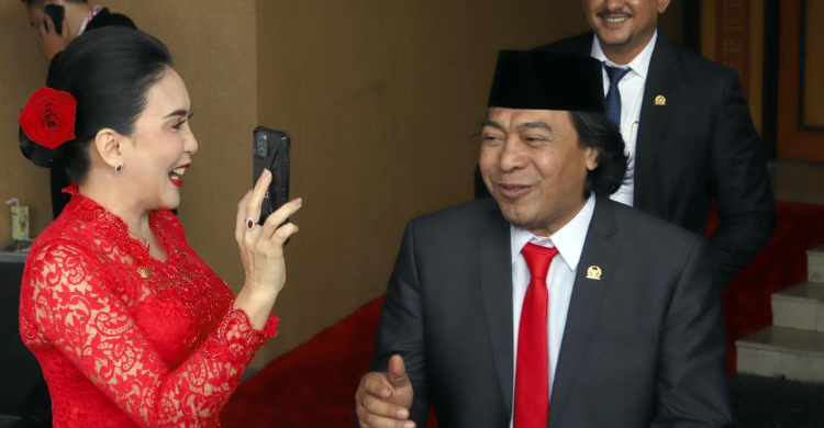 Sejumlah Artis Dilantik Jadi Anggota DPR Dan DPD, Ada Penyanyi Hingga Komedian Artis Reike Dyah Pitaloka bersama Komeng. Foto : Ist