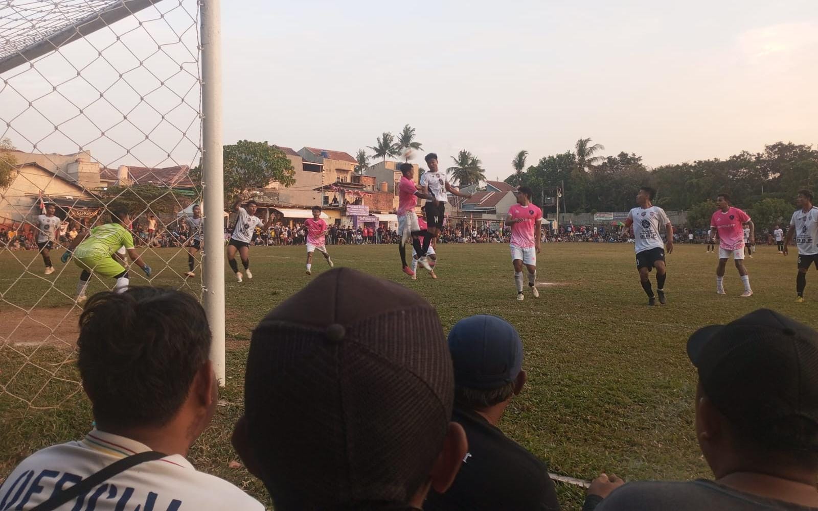 Sempat Tertinggal 1-0 dari Shakila, Golok Setan BBP Comeback hingga Lolos ke Semifinal Gawang Shalika FC dapat ancaman dari Golok Setan BBP di babak kedua.(red/tangselpos.id).