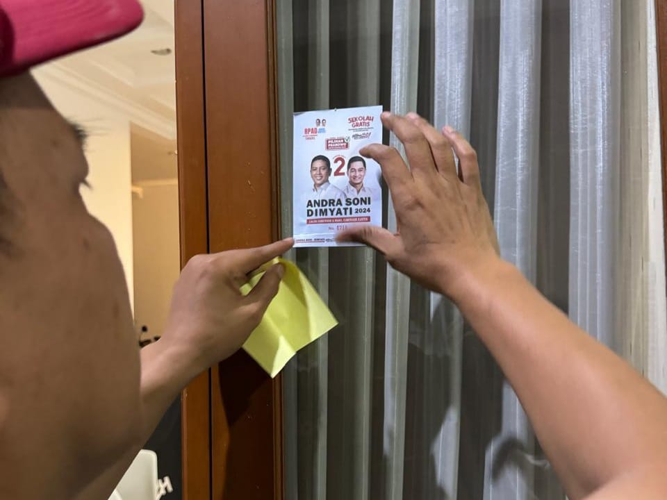 Stikerisasi, Relawan RPAD Sambangi Warga Kenalkan Sosok Andra Soni-Dimyati Nampak relawan saat memasang stiker di salah satu rumah masyarakat. Foto : Ist