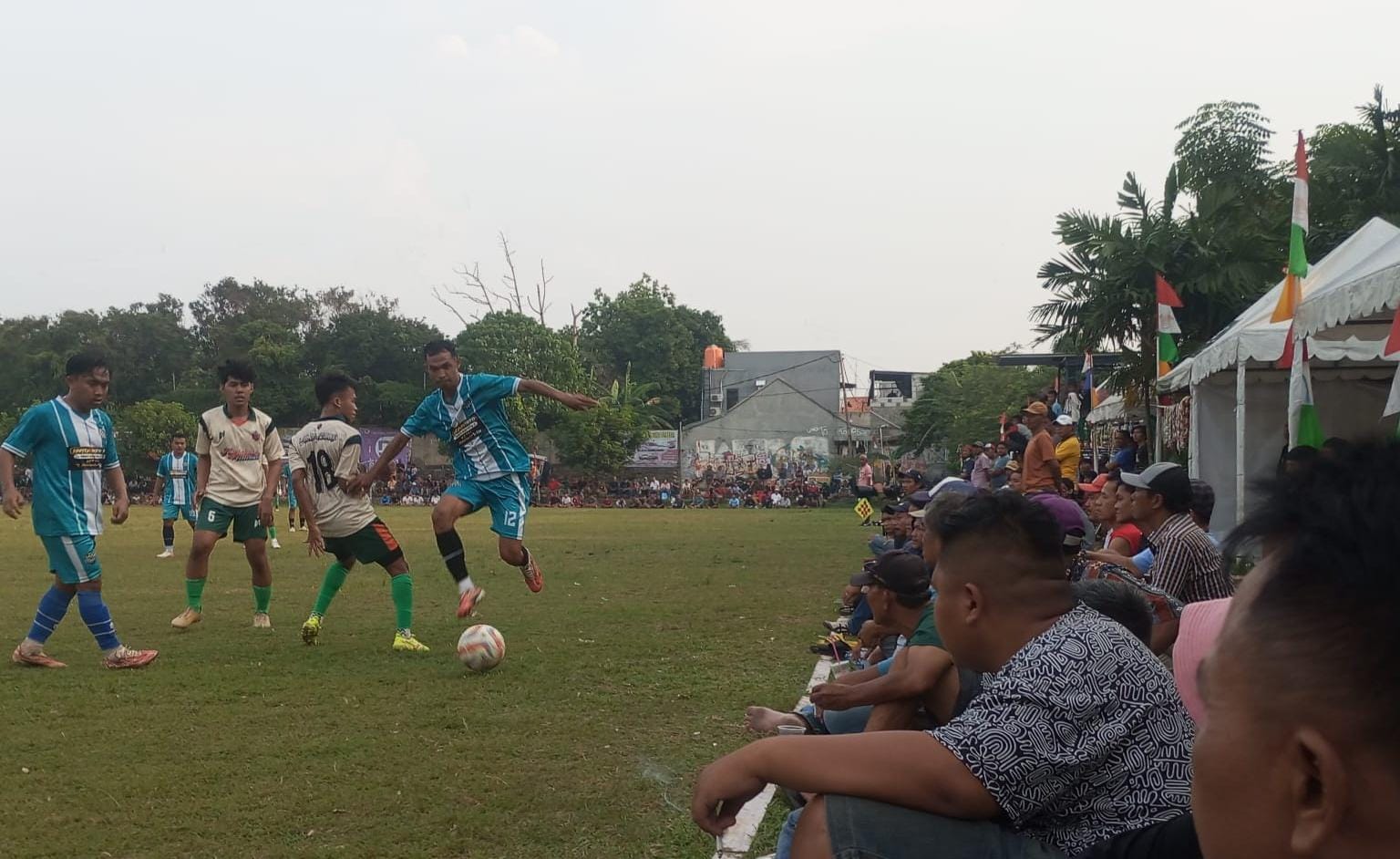 Tanah Abang FC Sukses Beri Perlawanan Ketat Terhadap Kembar FC Bek Kembar FC, Ace Jainun (biru) berusaha melewati hadangan pemain Tanah Abang FC. (red/tangselpos.id).