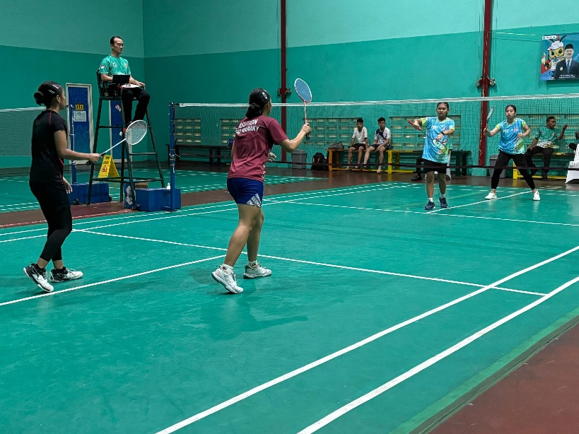 Tim B Ganda Putri Serpong Utara Berhasil Kalahkan Tim A Ciputat dalam Cabor Bulu tangkis Foto : Abi