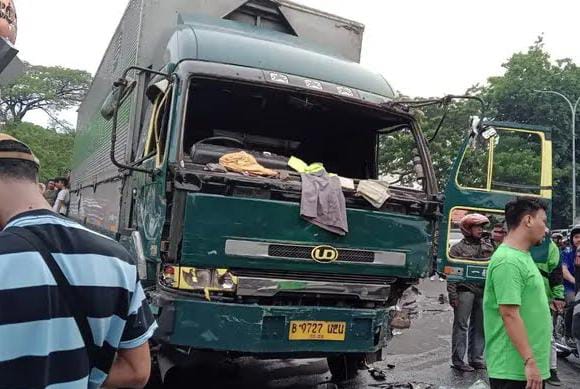 Truk Kontainer Ugal-ugalan di Tangerang Tabrak Sejumlah Pengendara, Sopir Babak Belur usai Kabur Foto : Ist
