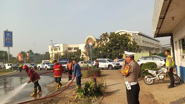 Truk Terguling di Bundaran Alam Sutera, Tumpahan Oli Berceceran di Jalan Sebabkan Kemacetan Foto : Ist