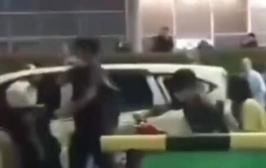 Viral! Pengendara Mobil Tak Bayar Bensin dan Tabrak Motor di Pondok Aren, Diamuk Massa Foto : Ist