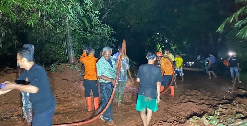 Akses Jalan di Gunung Sindur yang Tertimpa Longsor Sudah Bisa Dilalui Foto : Ist