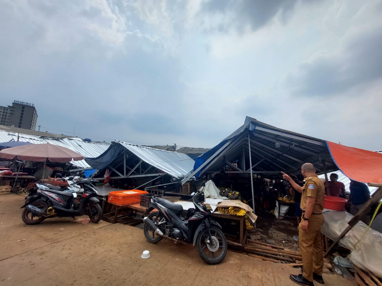 Atap Kios Pasar Ciputat Roboh Diterjang Angin Ribut, Lurah Pastikan Tak Ada Korban ROBOH. Lurah Ciputat, Iwan Pristiasya saat meninjau atap kios di Pasar Ciputat yang roboh akibat diterjang angin, Senin (11/11). Foto : Ist