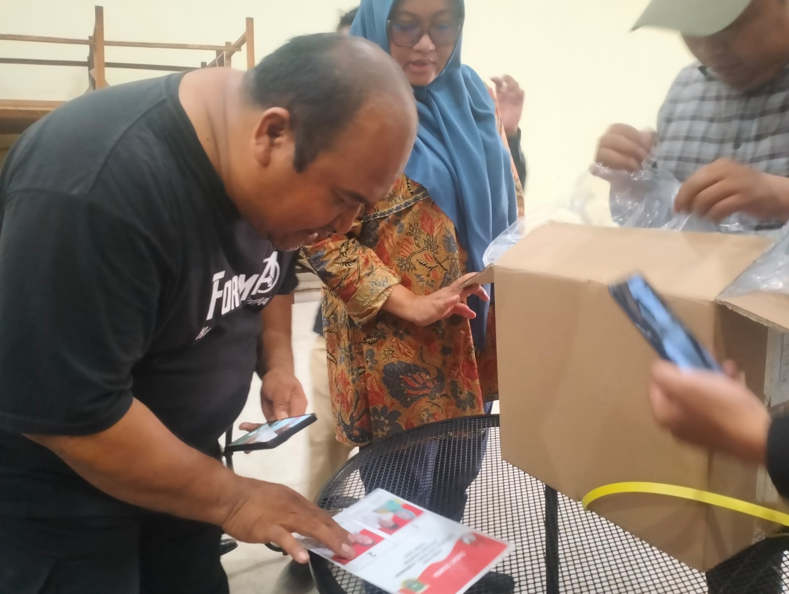 Bawaslu Tangsel Awasi Kedatangan Logistik Surat Suara, Barcode Penanda Dipertanyakan Foto : Ist