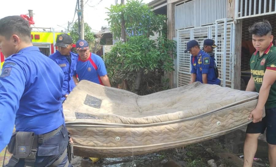 BPBD Kota Tangerang Bantu Bersih-bersih Rumah Warga usai Banjir di Periuk Foto : Ist