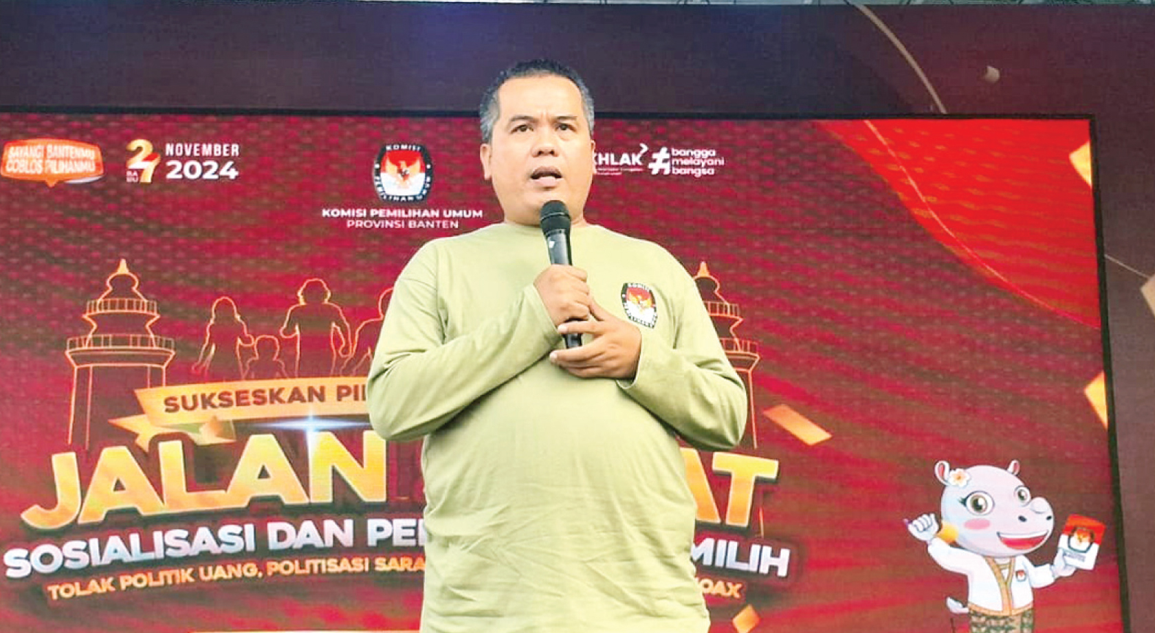 Distribusi Logistik Capai 95 Persen Anggota KPU Banten Ahmad Suja'i memberikan sambutan dalam acara Jalan Santai Sosialisasi dan Pendidikan Pemilih, di Alun-alun Barat Kota Serang, Minggu (17/11).(yul)