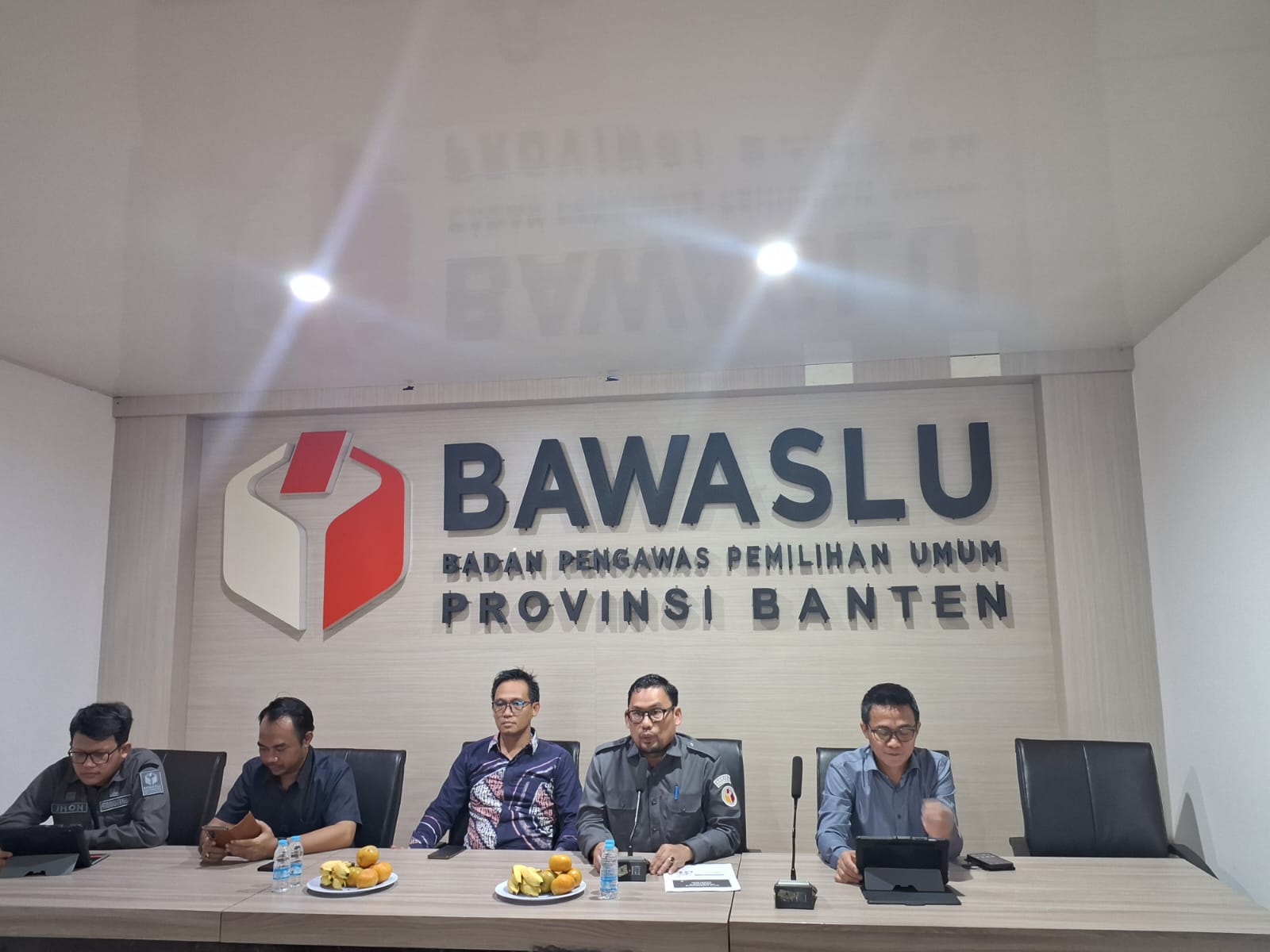 Dugaan Pelanggaran Pilkada di Banten Paling Banyak Ke 4 se-Indonesia Ketua Bawaslu Banten bersama anggota menggelar konferensi pers terkait jumlah laporan dan temuan dugaan pelanggaran Pilkada 2024 se-Provinsi Banten, di kantor Bawaslu Banten, Kota Serang, Senin (18/11).(yul)