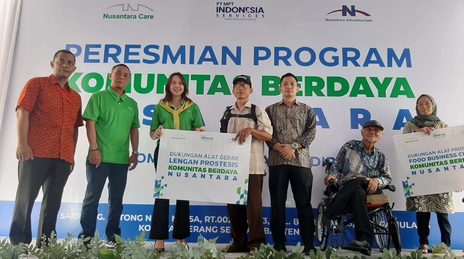 Dukung UMKM Milik Disabilitas, Nusantara Infrastructure Resmikan Program Komunitas Berdaya Nusantara Jajaran direksi NI saat melihat produk UMKN dari penyandang disabilitas. Foto : Ist