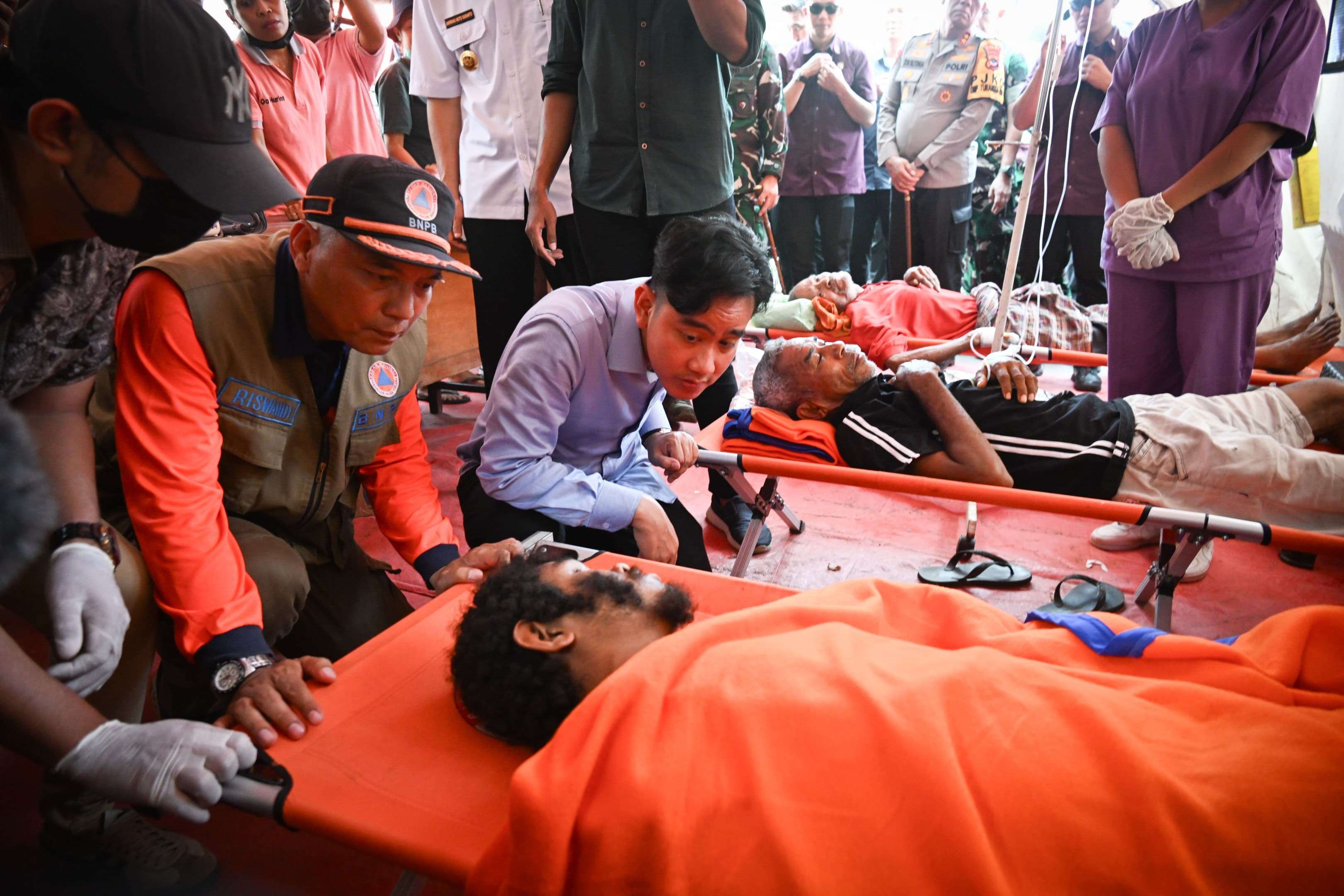 Gibran Disambut Haru Dan Bahagia, Saat Kunjungi Korban Erupsi Gunung Lewotobi Wapres Gibran saat meninjau korban erupsi gunung Lewotobi, NTT. Foto : Ist