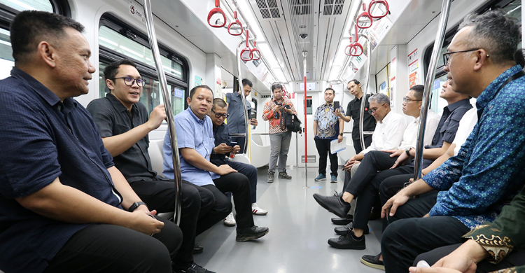 Jalur Velodrome-Manggarai Strategis, Diprediksi Angkut 80.000 Penumpang Per Hari Ketua Komisi C DPRD DKI Jakarta Dimaz Raditya (no 2 kiri) bersama rombongan saat meninjau pembangunan LRT. Foto : Ist