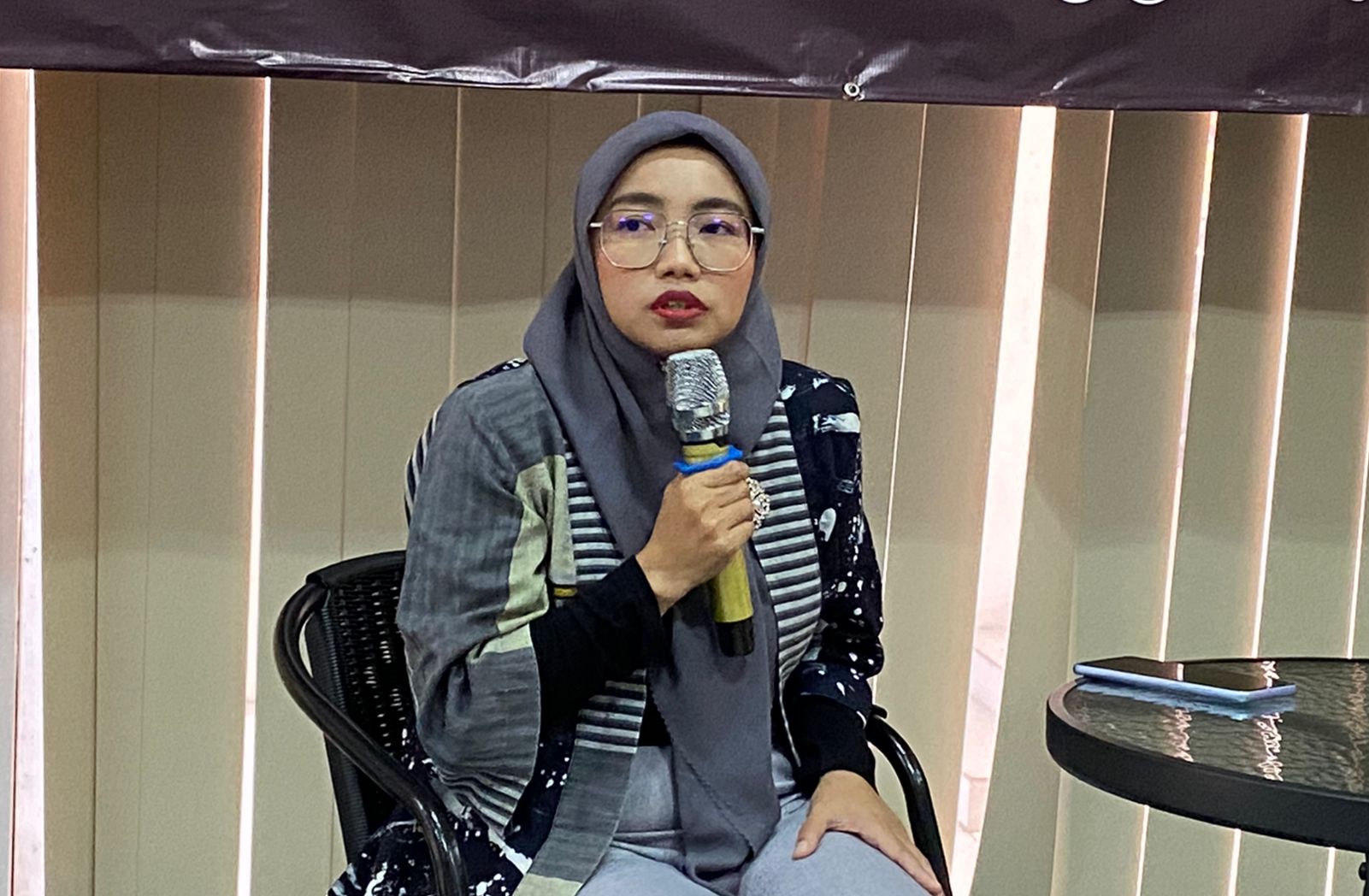 Kampanye Akbar Paslon Hanya Sekali Komisioner KPU Tangsel Divisi Sosialisasi, Pendidikan Pemilih, Partisipasi Masyarakat dan SDM, Heni Lestari. Menjelaskan tahapan kampanye.