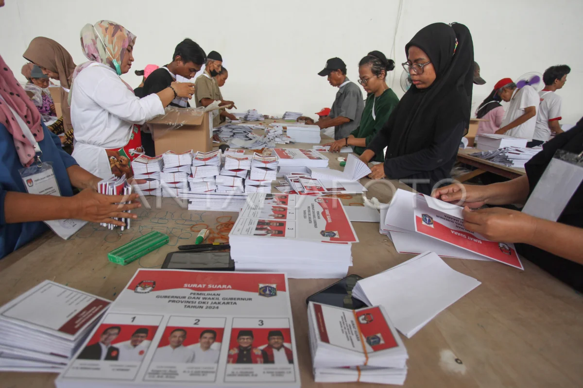 KPU Jakarta Cetak Surat Suara 8,4 J 51 Ribu Rusak Pelipatan surat surat di kantor KPUD Jakarta. Foto : Ist