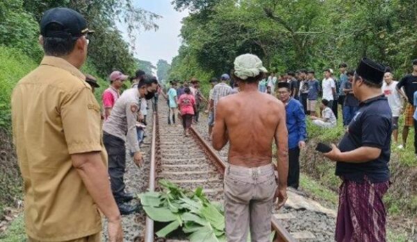 Lansia Tewas usai Tertabrak Kereta di Serang, Jasadnya Terseret 50 Meter Foto : Ist