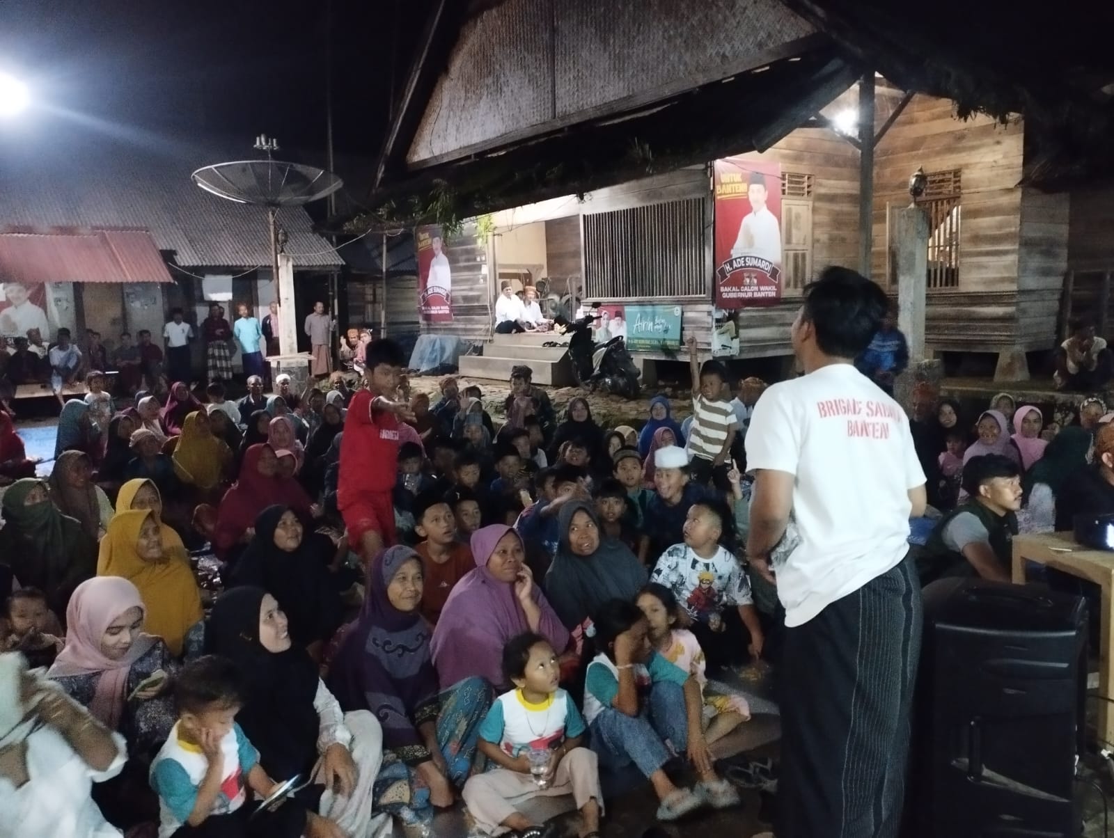 Lawan Stunting, Brigade Sabara Banten Bagikan Vitamin Saat Nobar Debat Cagub Banten Foto : Ist