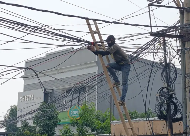Membahayakan, Tiang Listrik yang Hampir Roboh di Ciater Akhirnya Dibongkar Foto : Ist