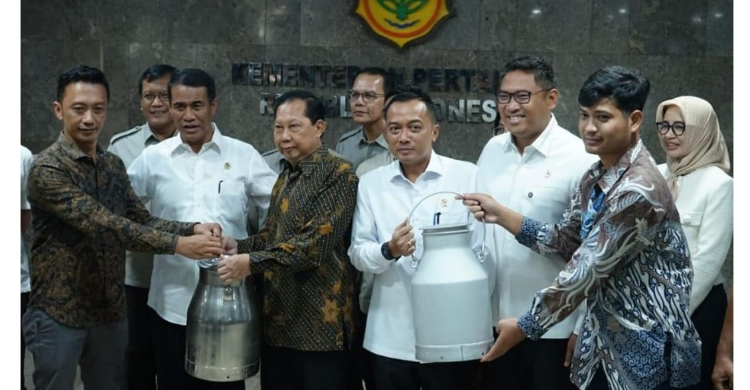 Menteri Amran Selesaikan Urusan Susu Sapi Mentan Amran Sulaiman (kedua dari kiri) bersama para petani susu sapi di kantor Kementan. Foto : Ist