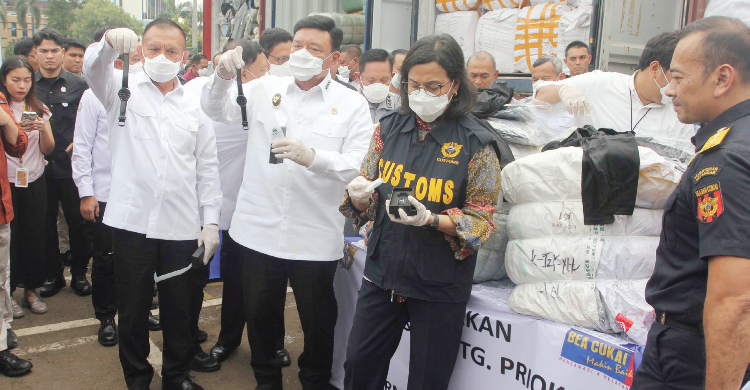 Nilai Transaksi Penyelundupan Di RI Tembus Rp 216 Triliun Menko Polhukam Budi Gunawan (tengah) bersama Menkeu Sri Mulyani (memaksi rompi) di gudang Bea Cukai. Foto : Ist