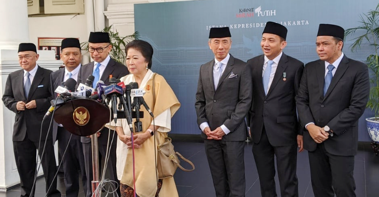 Pemerintah Sedang Cari Cara Selamatkan Kelas Menengah Wakil Ketua DEN Marie Elka Pangestu dan jajaran anggota DEN saat konferensi pers. Foto