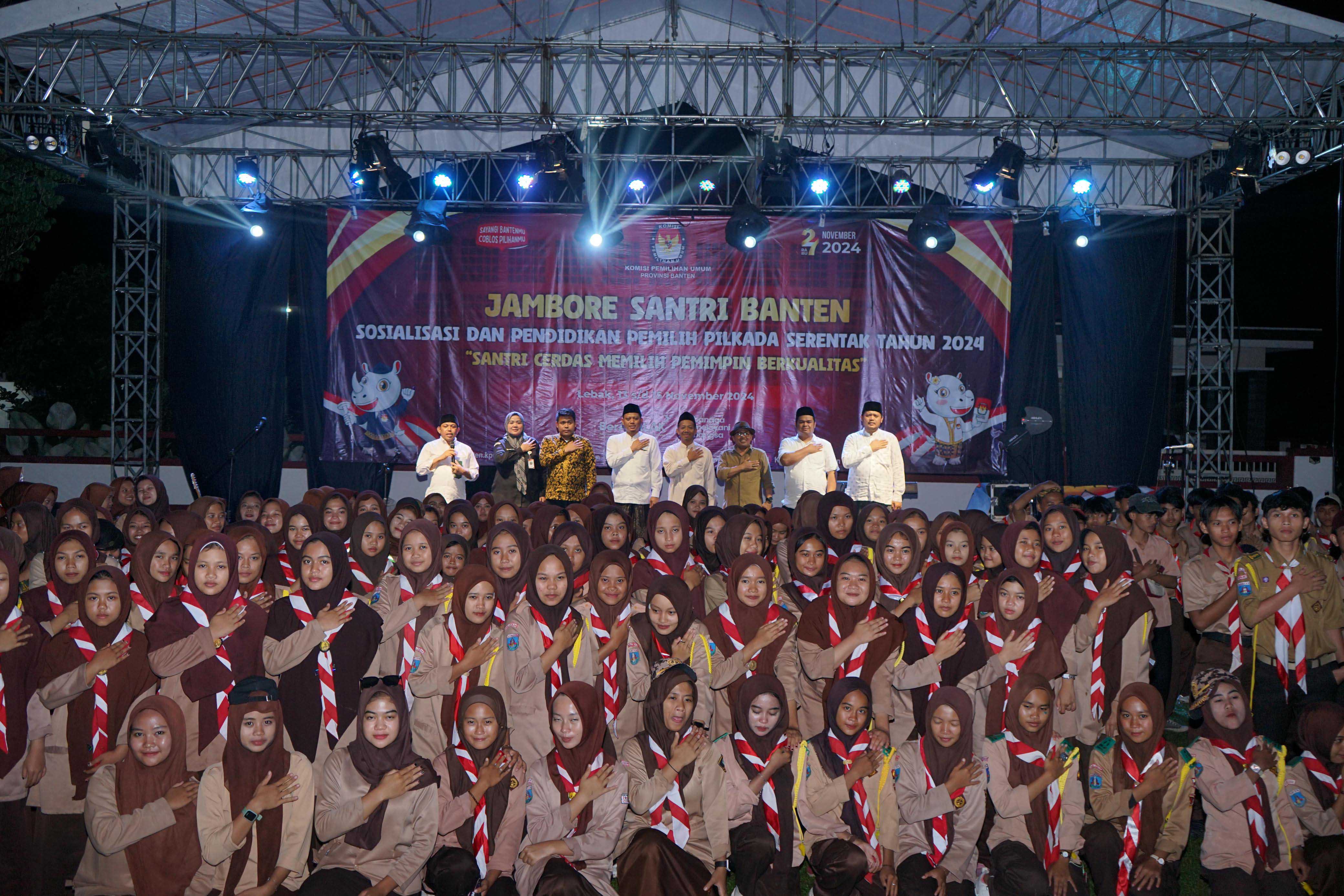 Pemilih Muda dan Pemula Jadi Sasaran Sosialisasi Ketua KPU Banten Mohamad Ihsan dan jajaran foto bersama santri dalam kegiatan Jambore Santri, di Cileles, Kabupaten Lebak, Jumat (15/11).