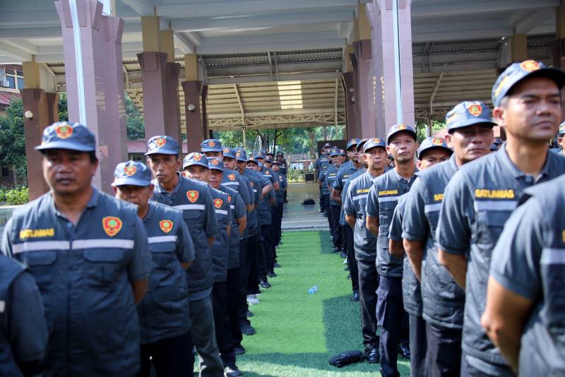 Pemkot Tangerang Libatkan 5.412 Satlinmas untuk Sukseskan Pilkada Satuan Perlindungan Masyarakat (Satlinmas) tengah mengikuti Apel Siaga Satlinmas yang dipimpin oleh Penjabat (Pj) Wali Kota Tangerang, Dr. Nurdin.