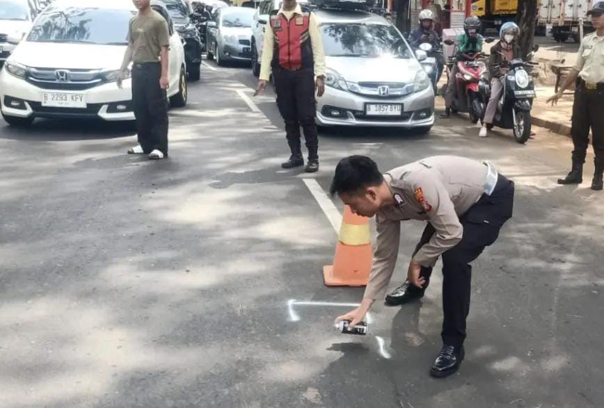 Pemotor Lansia Nekat Lawan Arah di Setu, Tertabrak hingga Tewas Foto : Ist