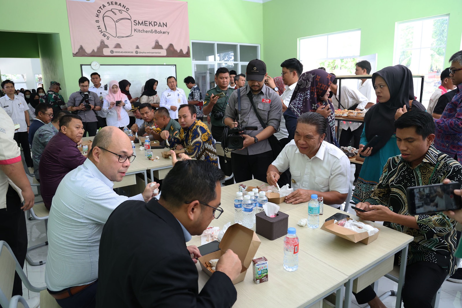 Pj Gubernur Banten Dan Komisi II DPR RI Tinjau Pelaksanaan Makan Bergizi Gratis Foto : Humas Pemprov