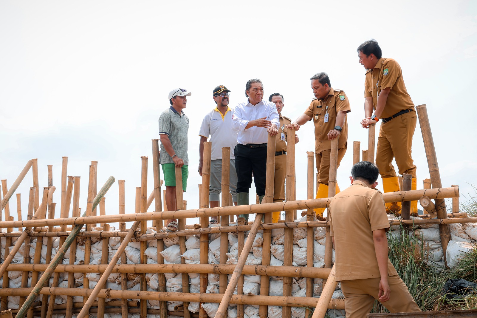 Pj Gubernur Banten Tinjau Tanggul Jebol Kali Ledug di Perum Garden City Periuk Kota Tangerang Foto : Humas Pemprov