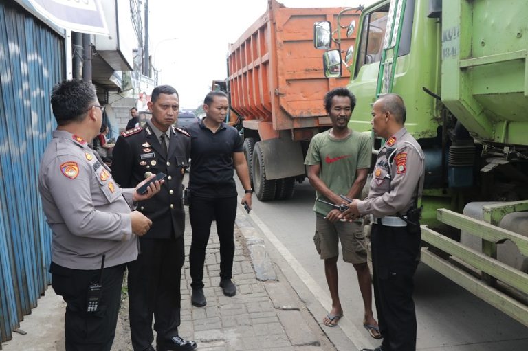 Polisi Tilang 13 Truk di Tangerang yang Masih Nekat Langgar Aturan Jam Operasional Foto : Ist