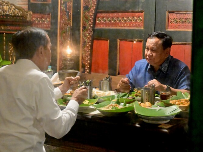 Prabowo Dan Jokowi Makan Malam Di Angkringan Omah Semar Foto : Ist