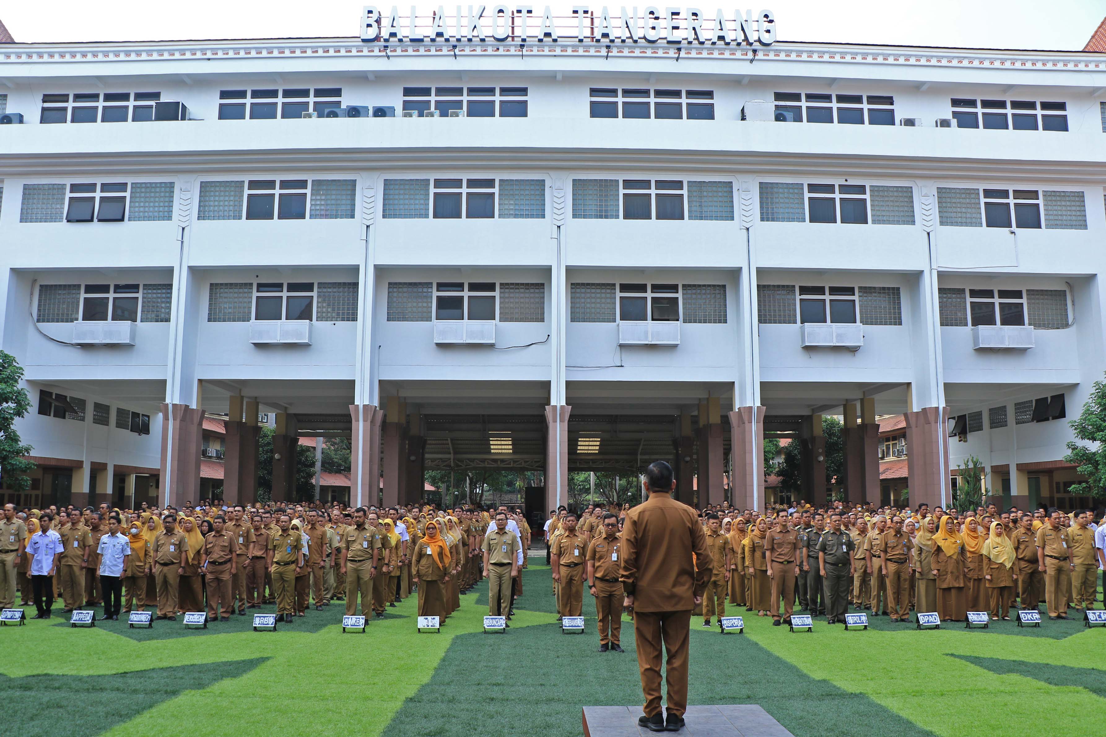Sekretaris Daerah Kota Tangerang Sebut Serapan Anggaran Masih Rendah Penjabat Gubernur Banten Al Muktabar menghadiri Rapat Kerja (Raker) Komisi II DPR RI di Gedung Nusantara DPR RI, Jakarta, Senin (11/11).(yul)