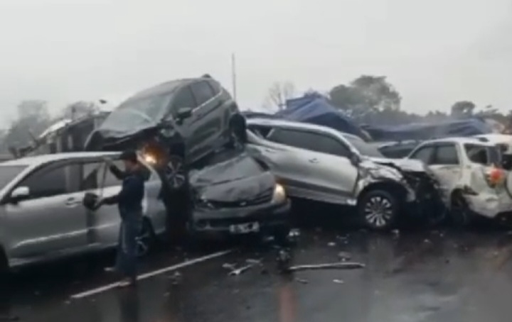 Tabrakan Beruntun hingga Mobil Bertumpukan di Tol Cipularang, Begini Kronologinya Foto : Ist