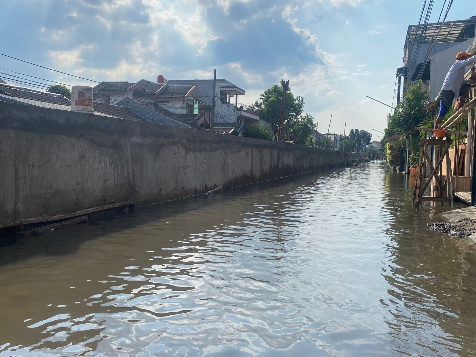 Tanggul Jebol, Komplek Taman Mangu Indah Terendam Banjir Foto : Ist