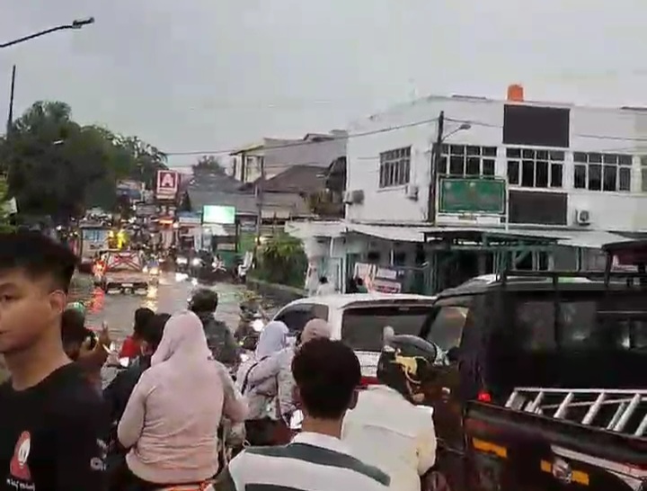 Tanggul Jebol Lagi, Perumahan Taman Mangu Indah Kebanjiran Setinggi Dada Orang Dewasa! Foto ; Ist