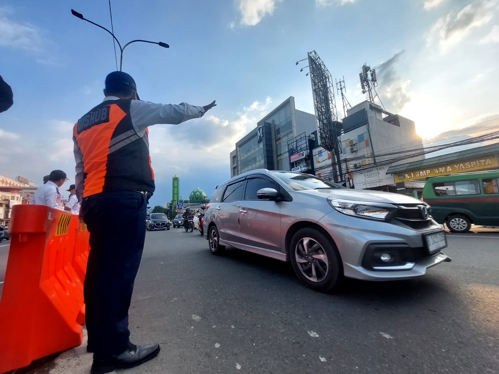 Uji Coba Penutupan U-Turn di Jalan Raya Serpong, 3 Skenario Disiapkan Dinas Perhubungan (Dishub) Kota Tangerang Selatan (Tangsel) melakukan uji coba penutupan u-turn atau putaran balik. (tangselpos.id/rmn)