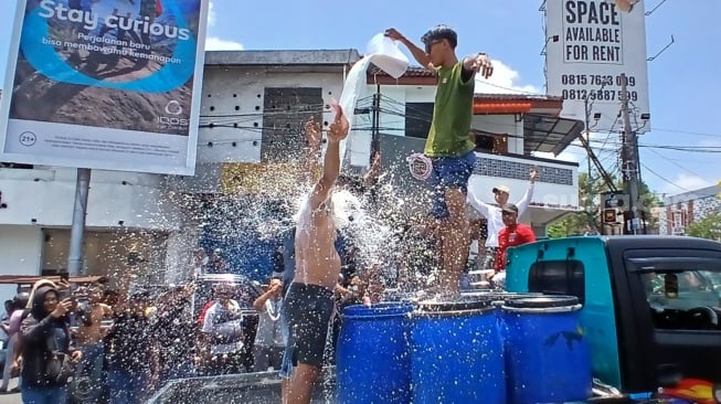 Usaha Susu Sapi Merugi, Aksi Petani Jateng Disorot DPR Aksi buang susu sapi perah di Boyolali. Foto : Ist