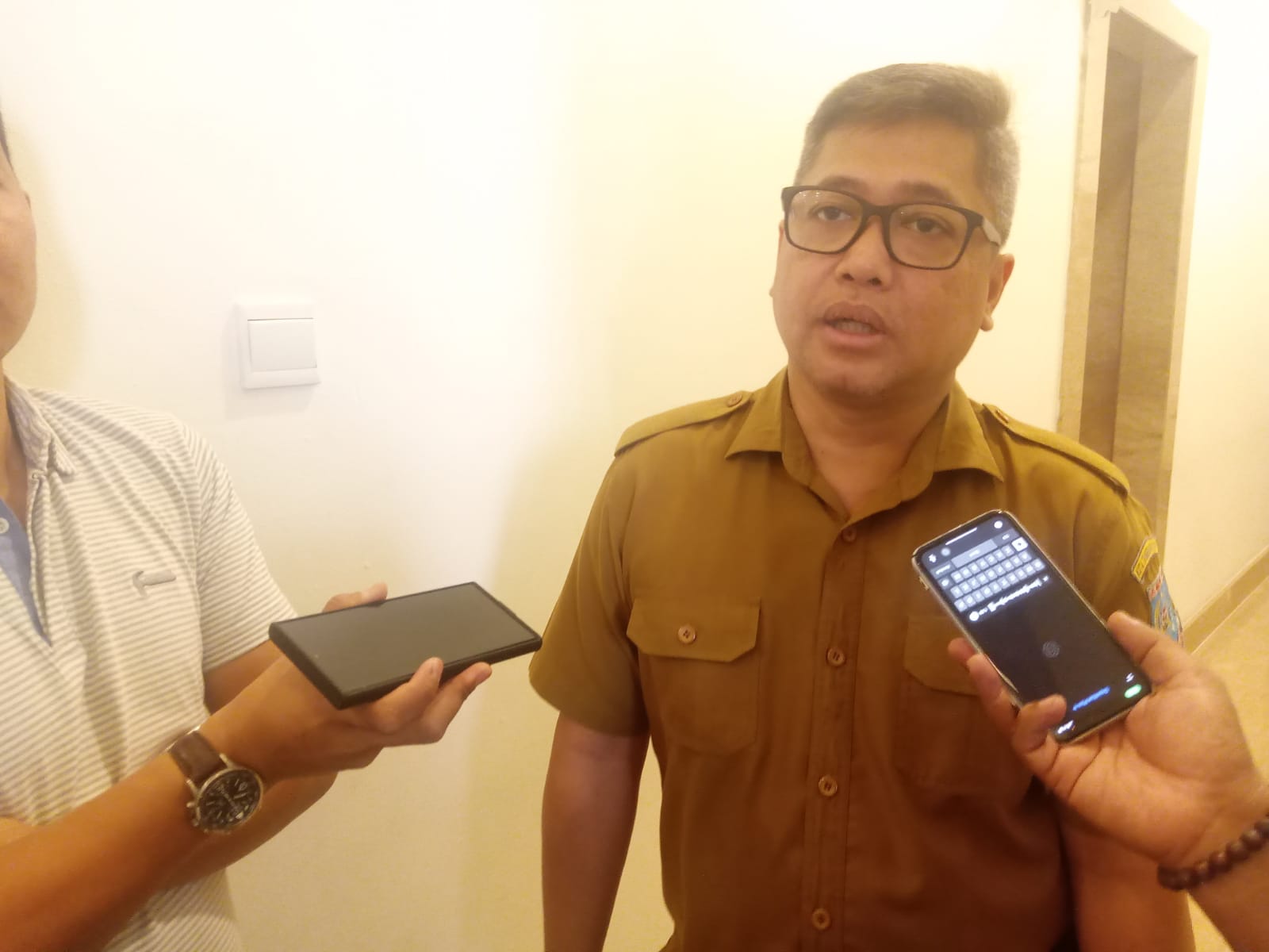 Warga Khawatir Kebanjiran, Pembangunan Jalan Raya Ceger Distop Kepala DSDABMBK Tangsel, Robbi Cahyadi saat menjelaskan hambatan yang dilalui dalam pelaksanaan pembangunan di Jalan Ceger Raya, Pondok Aren, Selasa (12/11).(rmn)