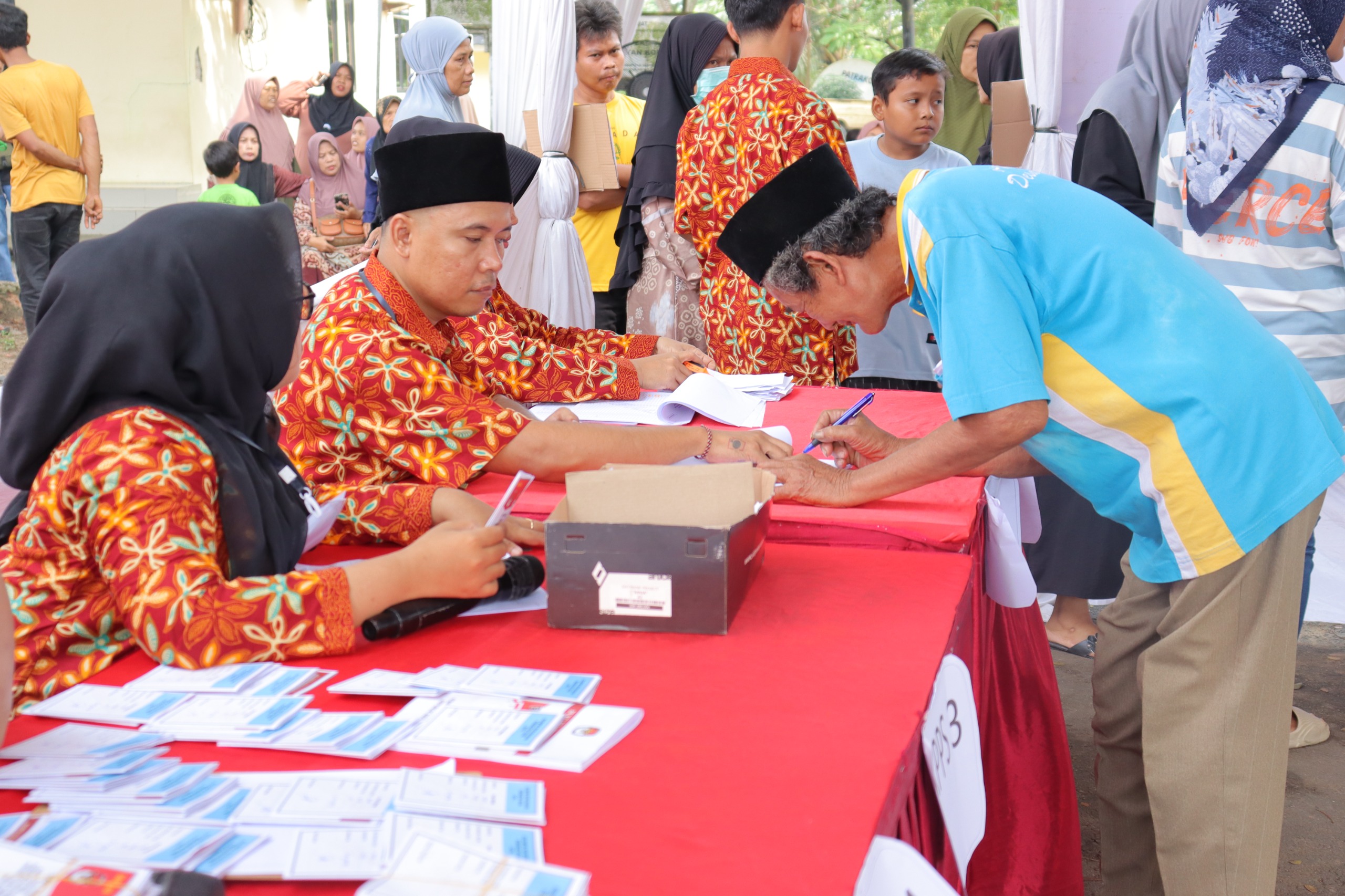 Warga Kopo Antusias Ikuti Simulasi Pemungutan Suara Warga di Desa Kopo, Kecamatan Kopo, Kabupaten Serang melaksanakan simulasi pemungutan dan penghitungan suara untuk Pemilihan Gubernur dan Wakil Gubernur Banten serta Bupati dan Wakil Bupati Serang Tahun 2024, Minggu (10/11).