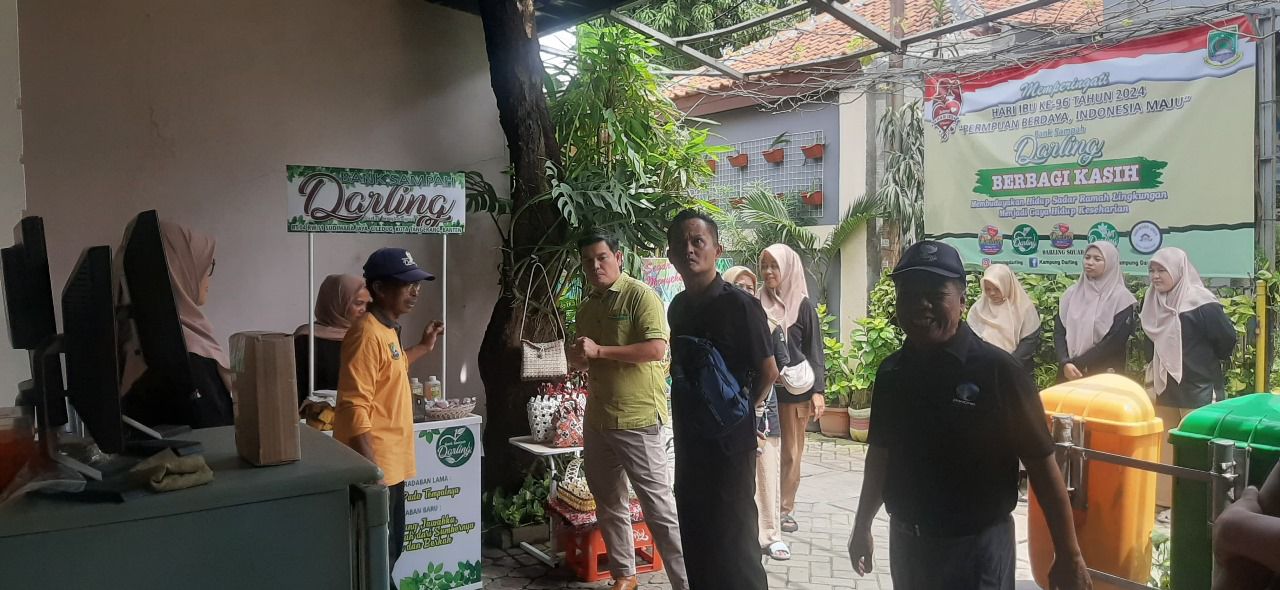 Bank Sampah Darling Ciledug Jadi Rujukan Pemkot Palembang Pengurus Bank Sampah Kampung Darling Kecamatan Ciledug, Kota Tangerang tampak menerima kunjungan studi tiru dari Dinas Lingkungan Hidup (DLH) Kota Palembang, Jumat (27/13).