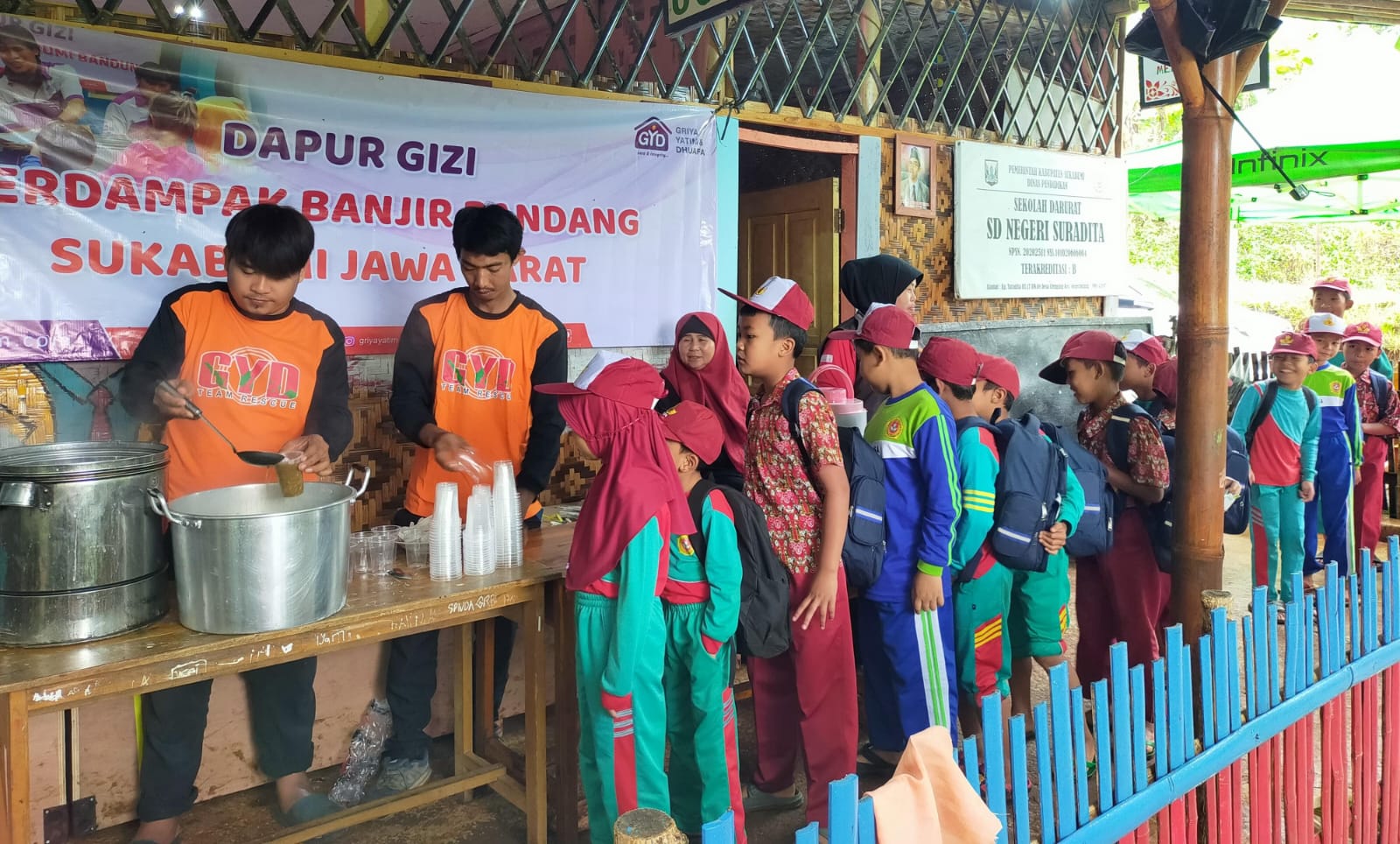 Bantu Korban Bencana di Sukabumi, LAZ Griya Yatim Dhuafa Buka Dapur Gizi Anak-anak terdampak bencana di Sukabumi, Jawa Barat antre di dapur gizi LAZ GYD. (ist).
