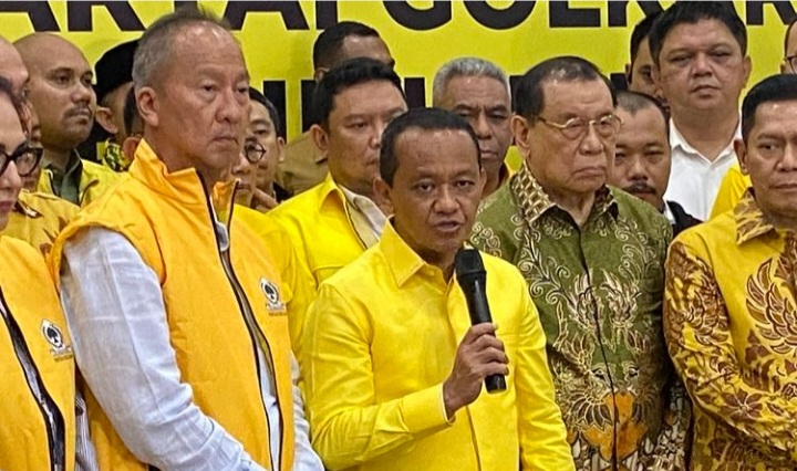 Ketua Golkar Bahlil Latudahalia (tengah) saat memberikan keterangan pers. Foto : Ist
