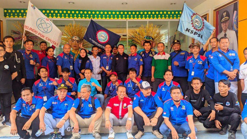 Buruh Tangsel Siap Kawal Kenaikan UMK 6,5 Persen Perwakilan berbagai serikat buruh usai mengawal Rapat Pleno tentang UMK Tangsel tahun 2024 di Kantor Disnaker Tangsel.