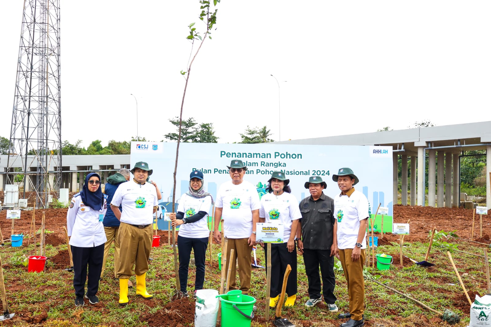 Cegah Banjir, Akses Tol Pamulang Ditanami Trembesi & Tabebuya Wali Kota Tangsel, Benyamin Davnie mengimbau masyarakat agar merayakan tahun baru dengan kondusif di Tangsel, Senin (30/12).(rmn)